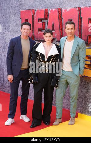 (Da sinistra a destra) Hugh Jackman, Emma Corin e Ryan Reynolds che partecipano a Deadpool e Wolverine UK in anteprima a Eventim Apollo, Londra. Data foto: Giovedì 11 luglio 2024. Foto Stock