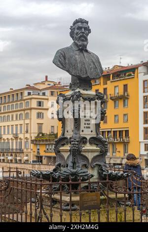 Firenze, Italia - 2 febbraio 2018: Busto in bronzo di benvenuto Cellini, oreficeria e scultore italiano, monumento storico sul Ponte Vecchio. Foto Stock