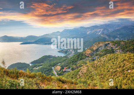 Affascinante vista al tramonto sulla costa adriatica dalla chiesa di st. Punto panoramico di Sava vicino a Budwa. Posizione: Punto panoramico della chiesa di S. Sava, Montenegro, Balcani, Adriati Foto Stock