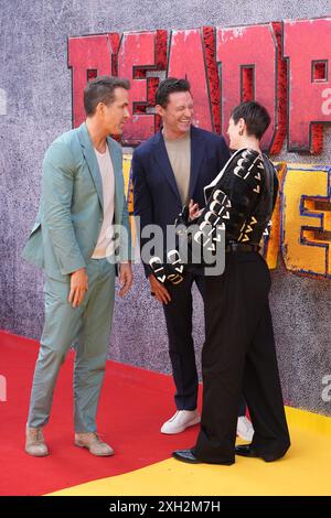 (Da sinistra a destra) Ryan Reynolds, Hugh Jackman ed Emma Corin che partecipano a Deadpool e Wolverine UK in anteprima a Eventim Apollo, Londra. Data foto: Giovedì 11 luglio 2024. Foto Stock