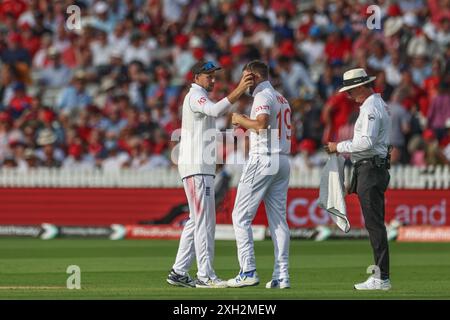 Joe Root of England spazza via la palla dalla guancia di Chris Woakes durante il Rothesay test Match Day Two England vs West Indies a Lords, Londra, Regno Unito, 11 luglio 2024 (foto di Mark Cosgrove/News Images) Foto Stock