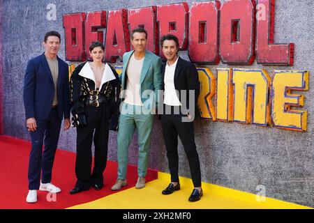 (Da sinistra a destra) Hugh Jackman, Emma Corin, Ryan Reynolds e Shawn Levy che partecipano a Deadpool e Wolverine UK Guarda in anteprima l'Eventim Apollo, Londra. Data foto: Giovedì 11 luglio 2024. Foto Stock