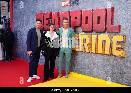 (Da sinistra a destra) Hugh Jackman, Emma Corin e Ryan Reynolds che partecipano a Deadpool e Wolverine UK in anteprima a Eventim Apollo, Londra. Data foto: Giovedì 11 luglio 2024. Foto Stock
