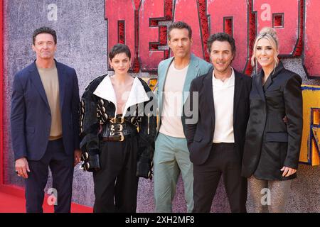 (Da sinistra a destra) Hugh Jackman, Emma Corin, Ryan Reynolds, Shawn Levy e Wendy Jacobson che partecipano a Deadpool e Wolverine UK in anteprima a Eventim Apollo, Londra. Data foto: Giovedì 11 luglio 2024. Foto Stock
