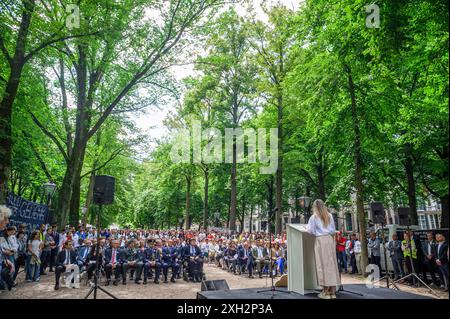 Lange Voorhout, l'Aia, Paesi Bassi. Giovedì 11 luglio 2024. Dal 1997, il genocidio di Srebrenica si tiene ogni anno l'11 luglio a l'Aia e si tiene oggi al Lange Voorhout. In questo giorno, più di ottomila vittime del genocidio di Srebrenica sono commemorate. Queste persone sono state uccise nel 1995 dall'aggressione nazionalista radicale serba e serba bosniaca, dopo che l'enclave è caduta sotto l'occhio vigile delle Nazioni Unite. Molti di loro non sono ancora stati trovati. Srebrenica e i suoi dintorni sono punteggiati da fosse comuni da cui i resti sono ancora in escreato Foto Stock