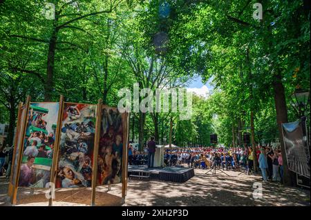 Lange Voorhout, l'Aia, Paesi Bassi. Giovedì 11 luglio 2024. Dal 1997, il genocidio di Srebrenica si tiene ogni anno l'11 luglio a l'Aia e si tiene oggi al Lange Voorhout. In questo giorno, più di ottomila vittime del genocidio di Srebrenica sono commemorate. Queste persone sono state uccise nel 1995 dall'aggressione nazionalista radicale serba e serba bosniaca, dopo che l'enclave è caduta sotto l'occhio vigile delle Nazioni Unite. Molti di loro non sono ancora stati trovati. Srebrenica e i suoi dintorni sono punteggiati da fosse comuni da cui i resti sono ancora in escreato Foto Stock