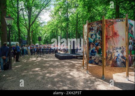 Lange Voorhout, l'Aia, Paesi Bassi. Giovedì 11 luglio 2024. Dal 1997, il genocidio di Srebrenica si tiene ogni anno l'11 luglio a l'Aia e si tiene oggi al Lange Voorhout. In questo giorno, più di ottomila vittime del genocidio di Srebrenica sono commemorate. Queste persone sono state uccise nel 1995 dall'aggressione nazionalista radicale serba e serba bosniaca, dopo che l'enclave è caduta sotto l'occhio vigile delle Nazioni Unite. Molti di loro non sono ancora stati trovati. Srebrenica e i suoi dintorni sono punteggiati da fosse comuni da cui i resti sono ancora in escreato Foto Stock