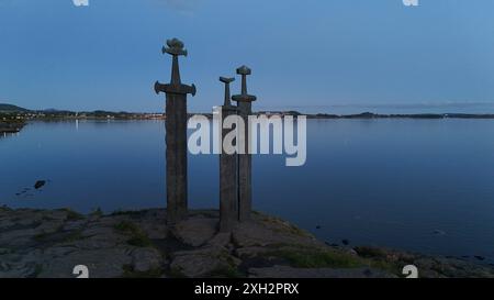 Spade in roccia - le tre spade di bronzo sono alte 10 metri e sono piantate nella roccia di una piccola collina accanto al fiordo. Commemorano il ciao Foto Stock