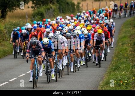 Villeneuve Sur Lot, Francia. 11 luglio 2024. Un gruppo di piloti durante la 12a tappa della gara ciclistica Tour de France 2024, da Aurillac a Villeneuve-sur-Lot, Francia (203 km) l'11 luglio 2024. La 111a edizione del Tour de France inizia sabato 29 giugno e si concluderà a Nizza, in Francia, il 21 luglio. Foto di Prezat Denis/ABACAPRESS. COM credito: Abaca Press/Alamy Live News Foto Stock