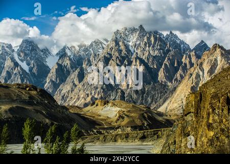 Vista maestosa dei coni di Passu e dell'autostrada Karakoram nella regione del Gilgit-Baltistan in Pakistan Foto Stock