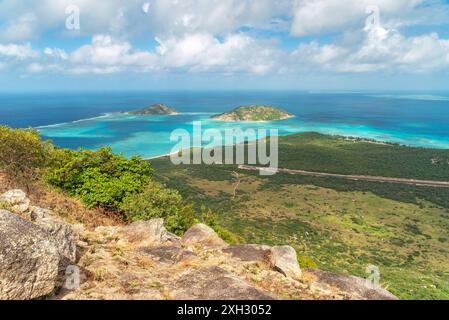 Spettacolare vista aerea delle barriere coralline da Cooks Look su Lizard Island. Si trova sulla grande Barriera Corallina nella parte nord-orientale dell'Australia Foto Stock