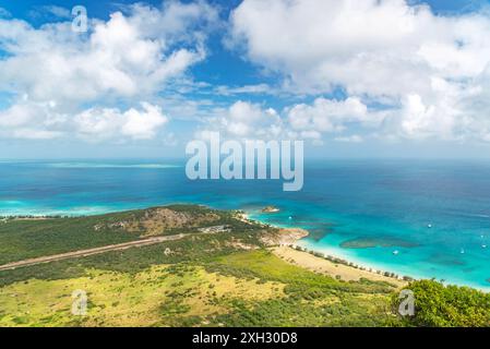 Spettacolare vista aerea delle barriere coralline da Cooks Look su Lizard Island. Si trova sulla grande Barriera Corallina nella parte nord-orientale dell'Australia Foto Stock