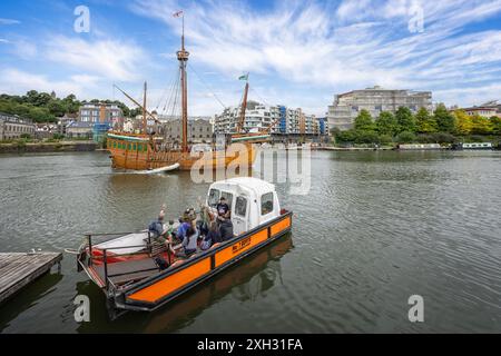 Bristol attraversò il porto del traghetto lasciando il molo con la replica del Matthew del XV secolo nel porto di Bristol, Regno Unito, il 9 luglio 2024 Foto Stock