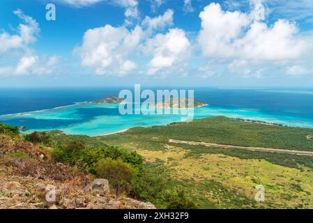 Spettacolare vista aerea delle barriere coralline da Cooks Look su Lizard Island. Si trova sulla grande Barriera Corallina nella parte nord-orientale dell'Australia Foto Stock