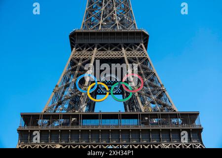 Parigi, Francia, 07 giugno 2024 - Torre Eiffel con anelli olimpici per celebrare i giochi che si svolgono in città Foto Stock