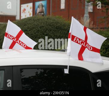 Una vista ravvicinata delle bandiere inglesi Foto Stock