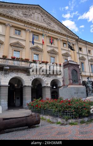 Aosta, Valle d'Aosta, Italia-07-01-2024- il municipio della città in Piazza Chanoux. Foto Stock