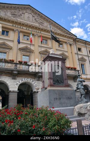 Aosta, Valle d'Aosta, Italia-07-01-2024- il municipio della città in Piazza Chanoux. Foto Stock