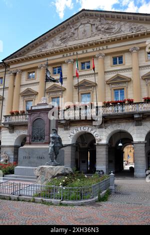 Aosta, Valle d'Aosta, Italia-07-01-2024- il municipio della città in Piazza Chanoux. Foto Stock