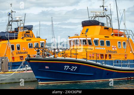 Il battello di salvataggio RNLI è ormeggiato nel porto, nella cittadina balneare di Brixham Foto Stock