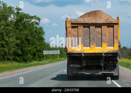 Trasporto Di Un camion su una strada statale regione di Samara Samara Russia Copyright: XSvetlanaxVozmilovax Vozmilova5137 Foto Stock