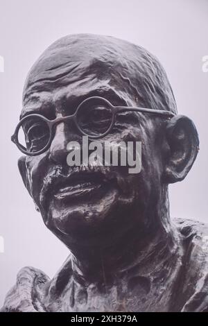 Statua in bronzo del Mahatma Gandhi di Manchester di RAM V Sutar Foto Stock