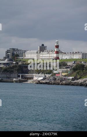 Smeaton's Tower on Plymouth Hoe, e The Grand and Elliot Terrace sullo sfondo Foto Stock