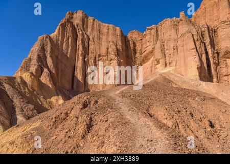 Red Cathedral - Un sentiero roccioso che si snoda verso ripide scogliere della Red Cathedral, Death Valley National Park, California, USA. Foto Stock