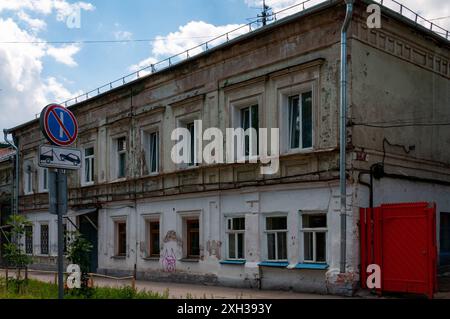 Alloggi fatiscenti a Samara un vecchio edificio fatiscente a Samara regione di Samara Samara Russia Copyright: XSvetlanaxVozmilovax Vozmilova5456 Foto Stock