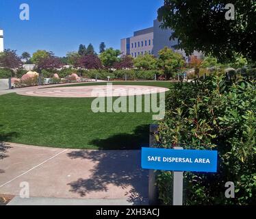 Cartello di dispersione sul cortile del campus del Wilma Chan Highland Hospital, Oakland, California Foto Stock