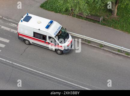 Auto municipale in una strada in un parco cittadino, vista dall'alto. Foto Stock