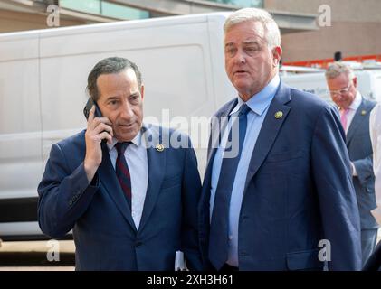 New York. 9 luglio 2024. Il rappresentante degli Stati Uniti Jamie Raskin (Democratico del Maryland), la sinistra, e il rappresentante degli Stati Uniti David Trone (Democratico del Maryland) arrivano per il "All Hands Bidens" per discutere il presidente degli Stati Uniti Joe meeting ha continuato la candidatura per la rielezione presso il quartier generale del Comitato Nazionale Democratico a Washington, DC martedì 9 luglio 2024. Credito: Ron Sachs/CNP per NY Post (RESTRIZIONE: NIENTE Daily mail. NESSUN giornale di New York o New Jersey o giornali entro un raggio di 75 miglia da New York City.) Credito: dpa/Alamy Live News Foto Stock