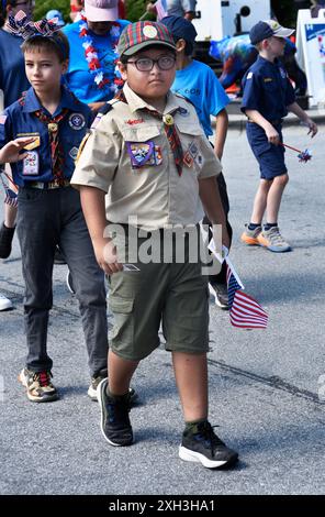 I membri delle organizzazioni di scouting Boy Scouts of America partecipano a una parata del 4 luglio a Hendersonville, Carolina del Nord Foto Stock