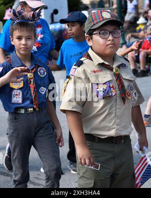 I membri delle organizzazioni di scouting Boy Scouts of America partecipano a una parata del 4 luglio a Hendersonville, Carolina del Nord Foto Stock