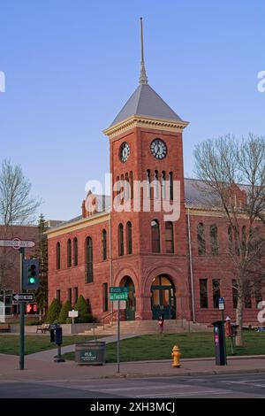 1895 Richardsonian Romanesque style Old Coconino County Superior Courthouse alla luce della tarda sera nel centro di Flagstaff, Arizona - aprile 2024 Foto Stock