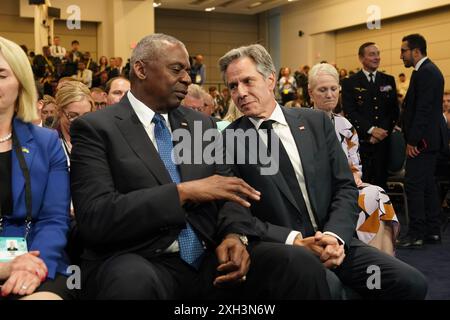 Washington, Stati Uniti. 11 luglio 2024. Il Segretario alla difesa Lloyd J Austin III (L) e il Segretario di Stato Antony Blinken conversano prima di un evento sull'Ucraina Compact al vertice dell'Organizzazione del Trattato del Nord Atlantico (NATO) del 2024 a Washington, DC, giovedì 11 luglio 2024. Foto di Chris Kleponis/UPI credito: UPI/Alamy Live News Foto Stock