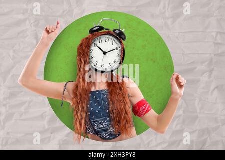 Donna hippie con sveglia al posto della testa su sfondo colorato, collage creativo Foto Stock