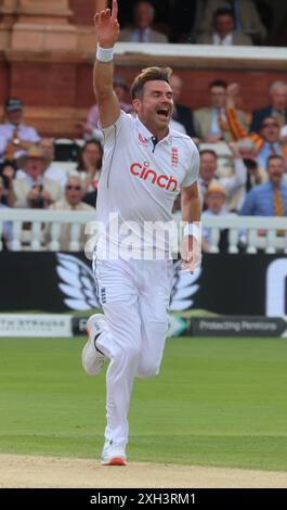 LONDRA, Regno Unito, JULY11: L'inglese James Anderson (Lancashire) celebra il suo wicket di Kraigg Brathwaite delle Indie occidentali durante il Rothesay test il suo test Day 2 of 5 match tra Inghilterra e Indie occidentali al Lord's Cricket Ground di Londra l'11 luglio 2024 Foto Stock