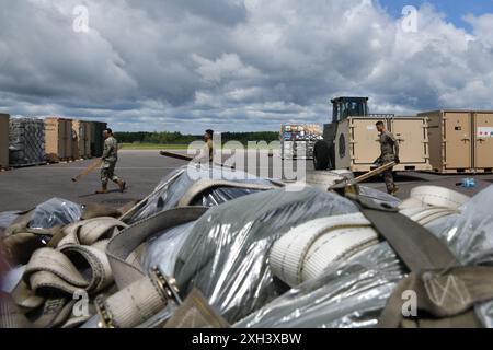 Una squadra di risposta alle emergenze, assegnata alla base dell'aeronautica di Travis, California, condusse movimenti di carico in preparazione di un dispiegamento del 148th Fighter Wing alla base dell'aeronautica di Kadena, in Giappone, il 26 giugno 2024. I team di risposta alle emergenze, composti da specialisti del trasporto aereo, si schierano in luoghi in cui il supporto lungo il tragitto per le operazioni di mobilità aerea globale dell'Air Mobility Command richiede un aumento o non esiste. Foto Stock