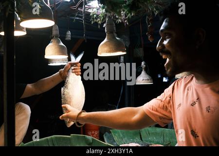 Kolkata, India. 11 luglio 2024. Il pesce Hilsa è arrivato al mercato del pesce appena è arrivato il monsone. (Foto di Swattik Jana/Pacific Press) credito: Pacific Press Media Production Corp./Alamy Live News Foto Stock