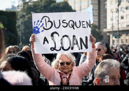 Buenos Aires, Argentina. 11 luglio 2024. Un cartello con scritto "Cerca PRESTITO" visto durante la marcia per la scomparsa del prestito Danilo pena. La scomparsa del prestito Danilo Peña (5 anni) sposta l'Argentina. Il ragazzo di Corrientes è stato visto l'ultima volta il 13 giugno quando ha partecipato a un pranzo a casa di sua nonna il 9 luglio. Ci sono sette persone arrestate nel caso. Credito: SOPA Images Limited/Alamy Live News Foto Stock