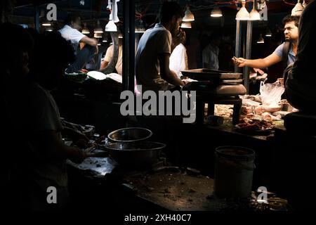 Kolkata, Bengala Occidentale, India. 11 luglio 2024. Il pesce Hilsa è arrivato al mercato del pesce appena è arrivato il monsone. (Credit Image: © Swattik Jana/Pacific Press via ZUMA Press Wire) SOLO PER USO EDITORIALE! Non per USO commerciale! Foto Stock