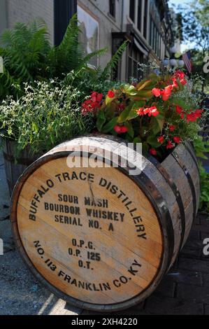 Una botte di whisky bourbon di legno viene trasformata in una piantatrice di fiori su un marciapiede nel centro di Frankfort, Kentucky. Foto Stock