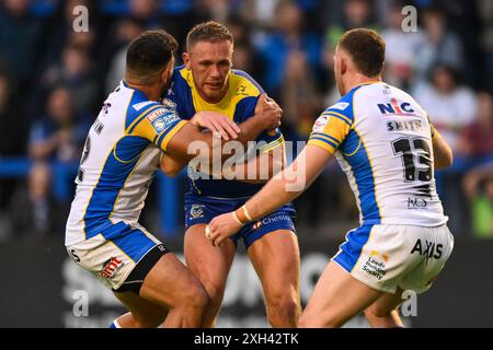 Ben Currie dei Warrington Wolves viene affrontato da Rhyse Martin dei Leeds Rhinos durante il Betfred Super League Round 17 match Warrington Wolves vs Leeds Rhinos all'Halliwell Jones Stadium, Warrington, Regno Unito, 11 luglio 2024 (foto di Craig Thomas/News Images) in, il 7/11/2024. (Foto di Craig Thomas/News Images/Sipa USA) credito: SIPA USA/Alamy Live News Foto Stock