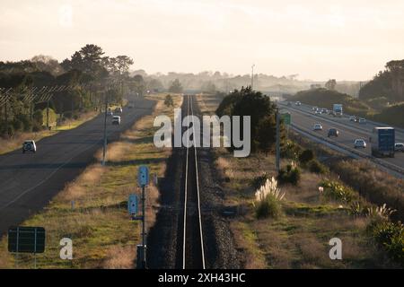 Traffico sulla superstrada Peka Peka-Otaki, con binari ferroviari e vecchia autostrada statale parallela, a Kapiti, nuova Zelanda Foto Stock