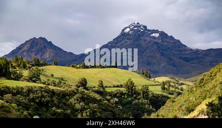 Paesaggio andino che combina campi coltivati, foreste umide, montagne e cielo blu Foto Stock