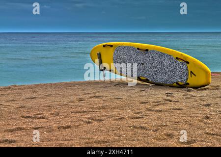 Bordo di salvataggio bagnino su una spiaggia vuota Foto Stock