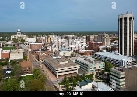 Vista aerea di Springfield, tra cui l'edificio più alto, l'hotel Wyndham e il campidoglio dello stato dell'Illinois Foto Stock