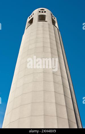 La semplice torre scanalata Coit a San Francisco, CALIFORNIA, prende il nome da Lillie Hitchcock Coit, una ricca eccentrica e patrona dei vigili del fuoco della città. Coit Foto Stock