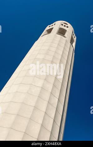 La semplice torre scanalata Coit a San Francisco, CALIFORNIA, prende il nome da Lillie Hitchcock Coit, una ricca eccentrica e patrona dei vigili del fuoco della città. Coit Foto Stock